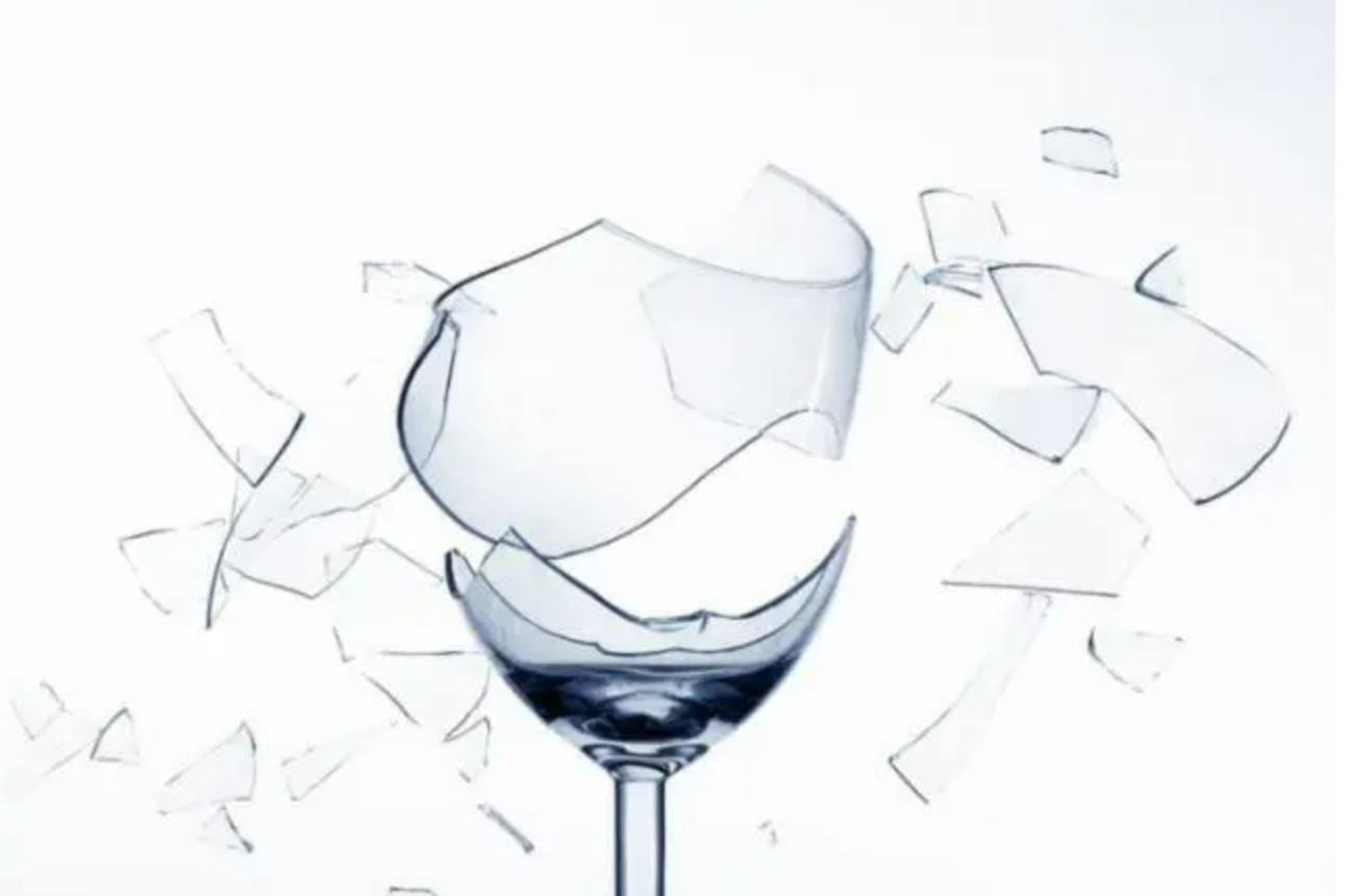 can a glass cup break on its own